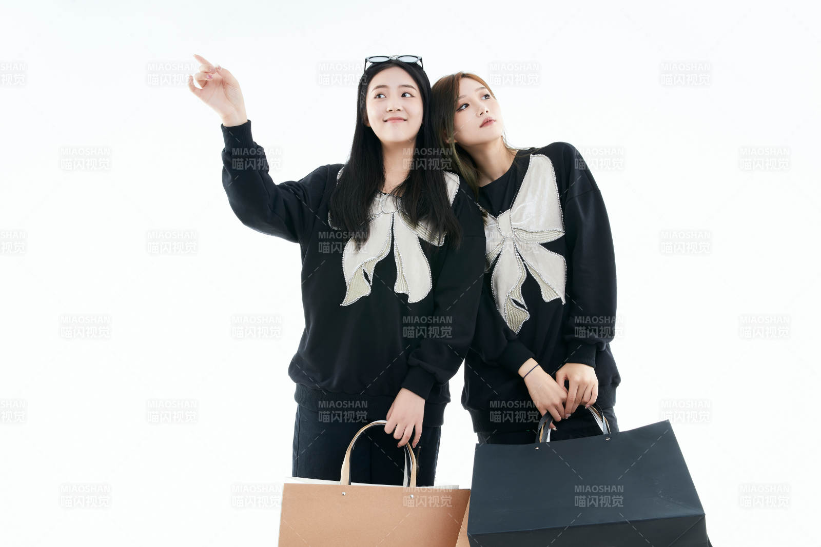 白色背景下手提购物袋时尚美丽的闺蜜图片