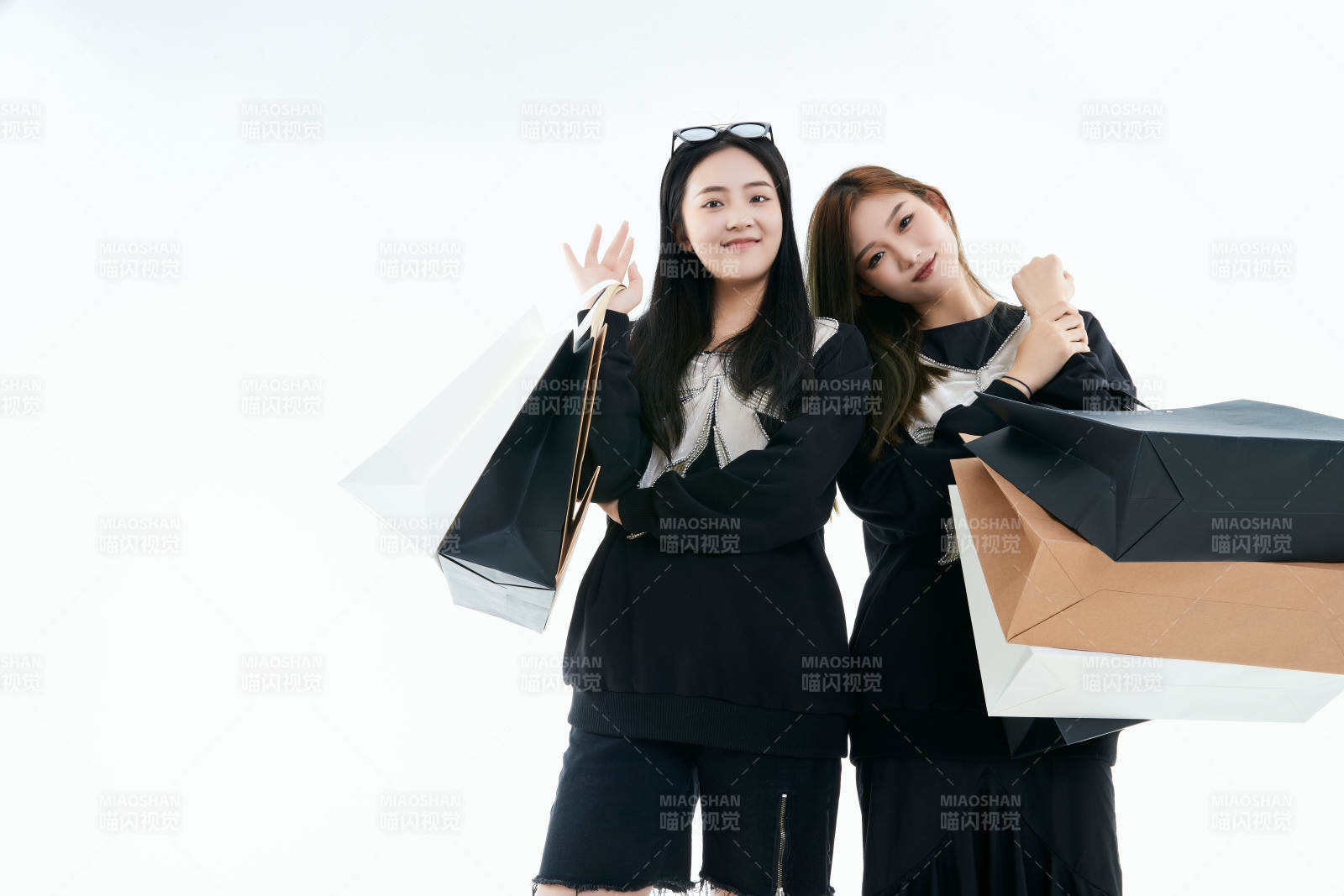 白色背景下手提购物袋时尚美丽的闺蜜图片