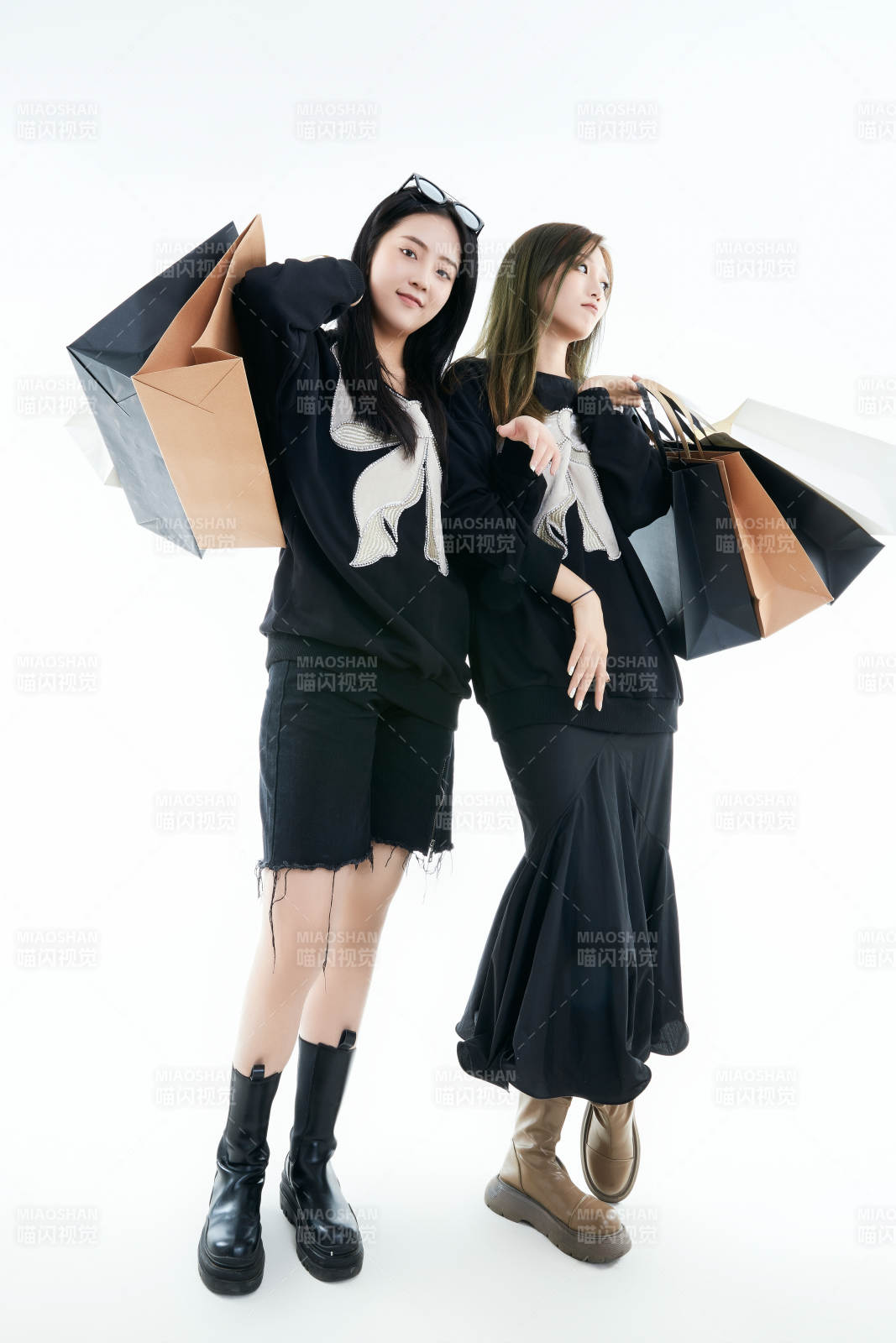 白色背景下手提购物袋时尚美丽的闺蜜图片