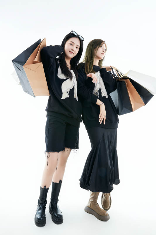 白色背景下手提购物袋时尚美丽的闺蜜图片