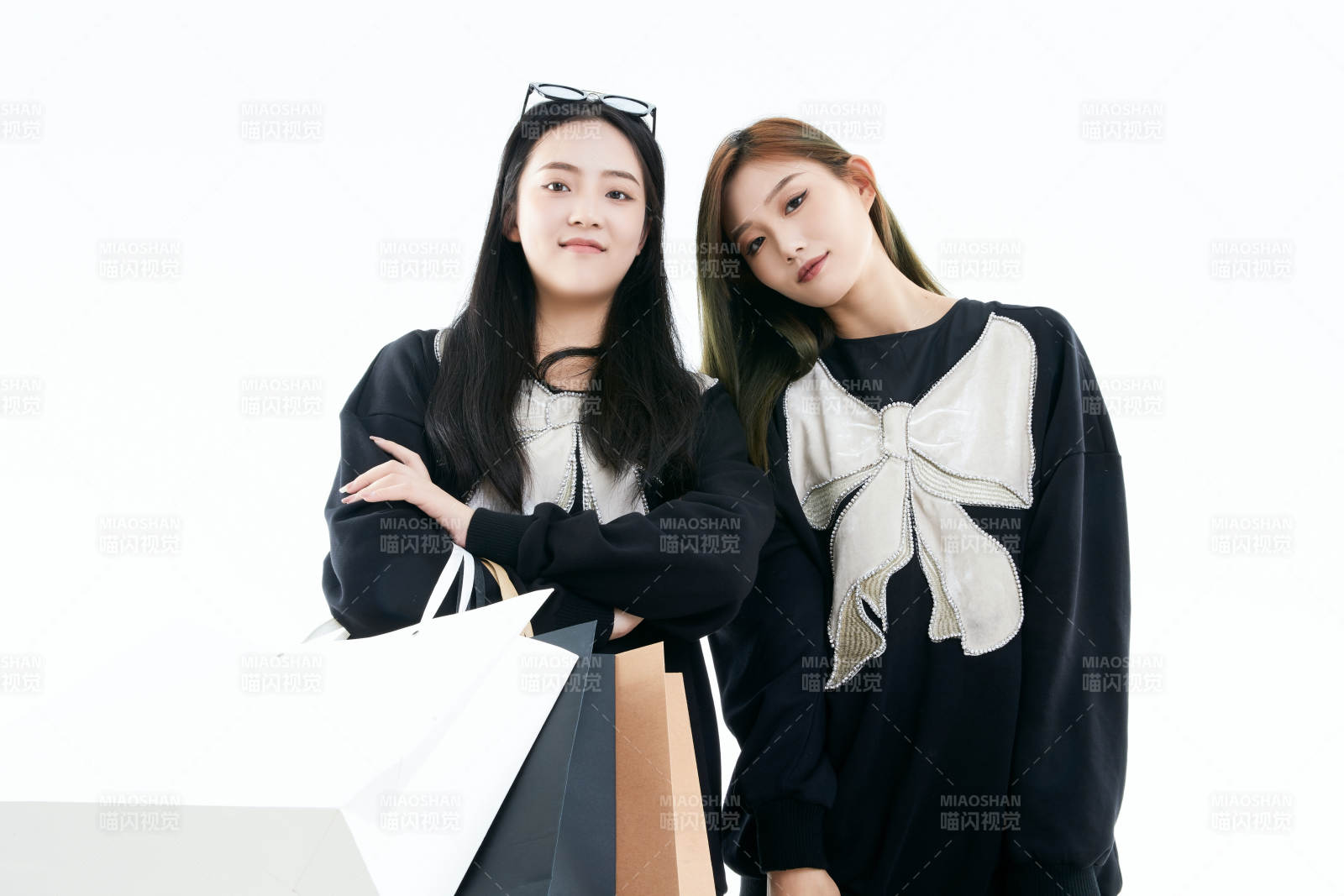 白色背景下手提购物袋时尚美丽的闺蜜图片