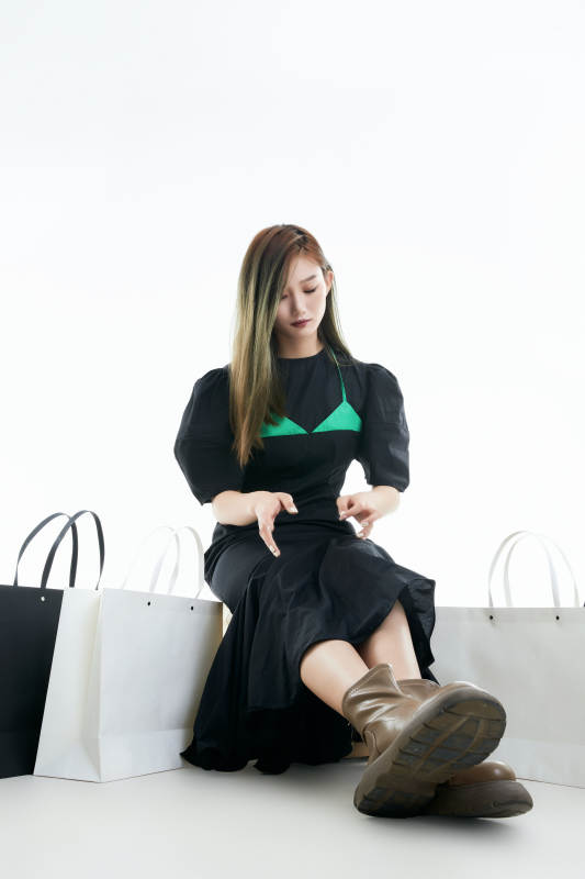 白色背景下手提购物袋时尚美丽的亚洲少女图片