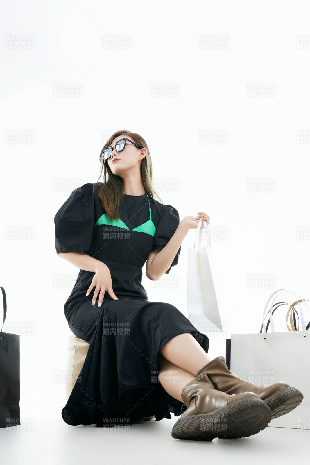 白色背景下手提购物袋时尚美丽的亚洲少女图片