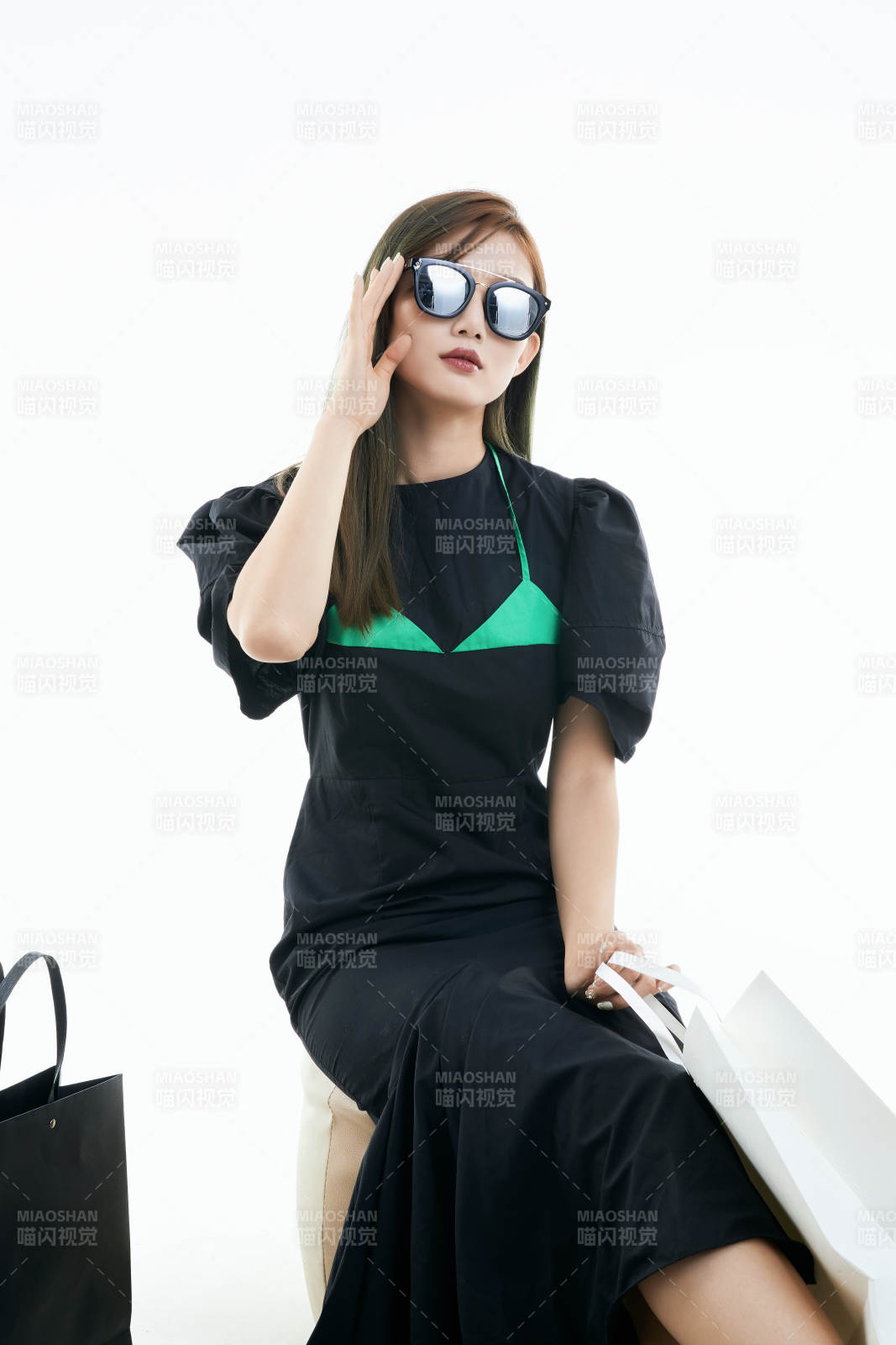 白色背景下手提购物袋时尚美丽的亚洲少女图片