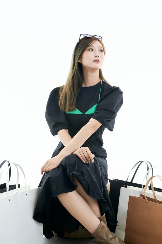 白色背景下手提购物袋时尚美丽的亚洲少女图片