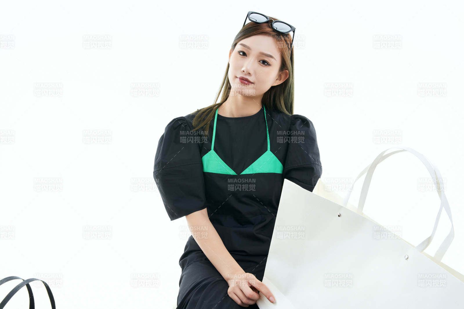 白色背景下手提购物袋时尚美丽的亚洲少女图片