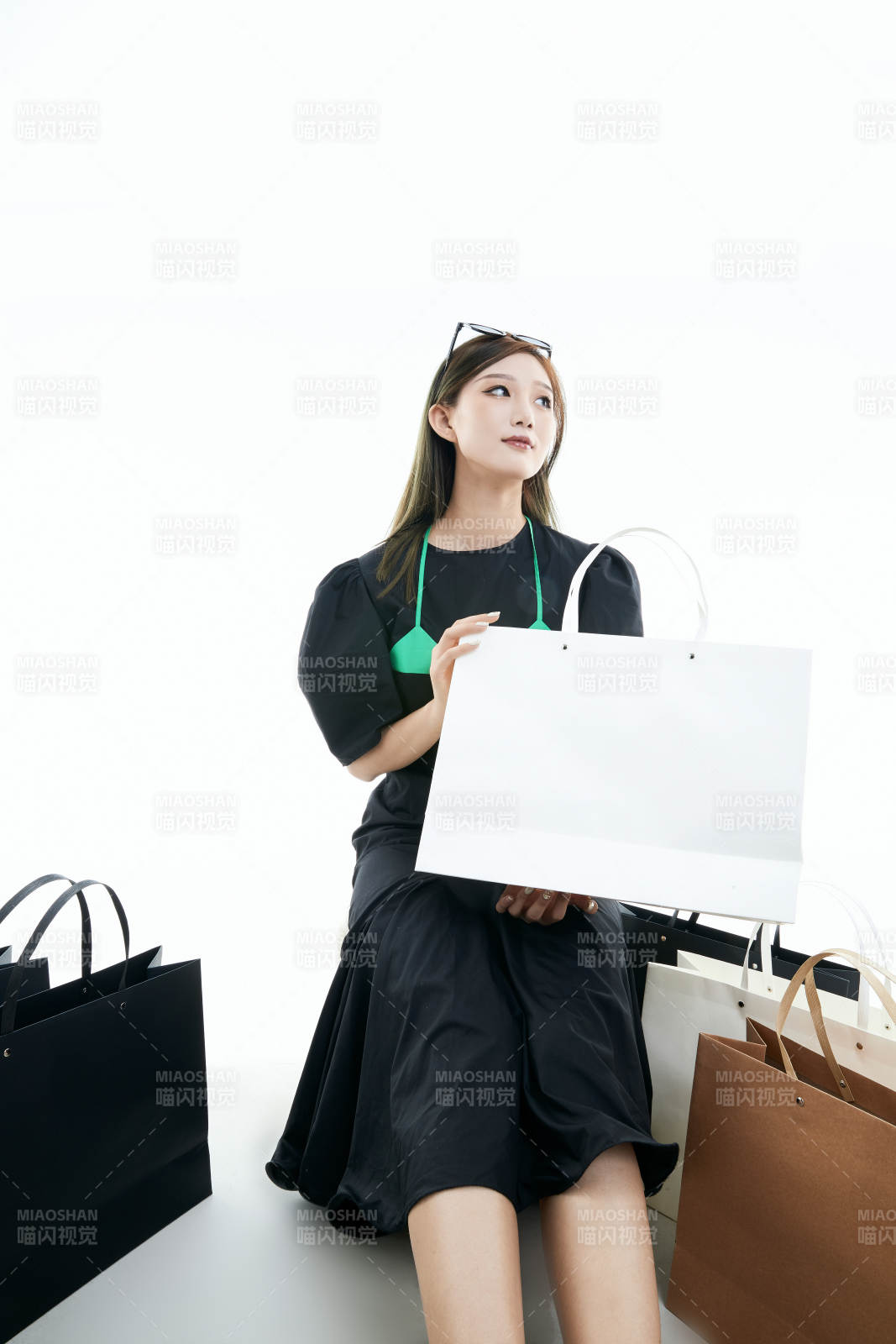 白色背景下手提购物袋时尚美丽的亚洲少女图片