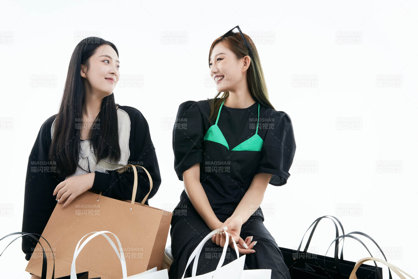 白色背景下手提购物袋时尚美丽的闺蜜图片