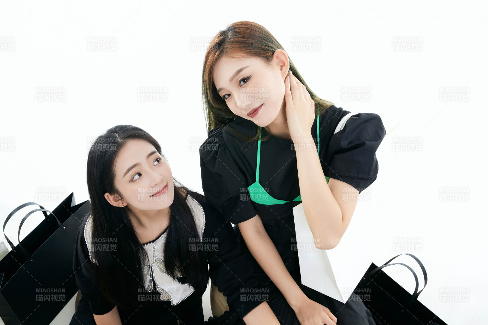 白色背景下手提购物袋时尚美丽的闺蜜图片