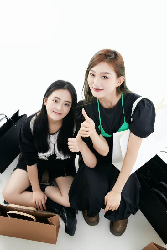 白色背景下手提购物袋时尚美丽的闺蜜图片