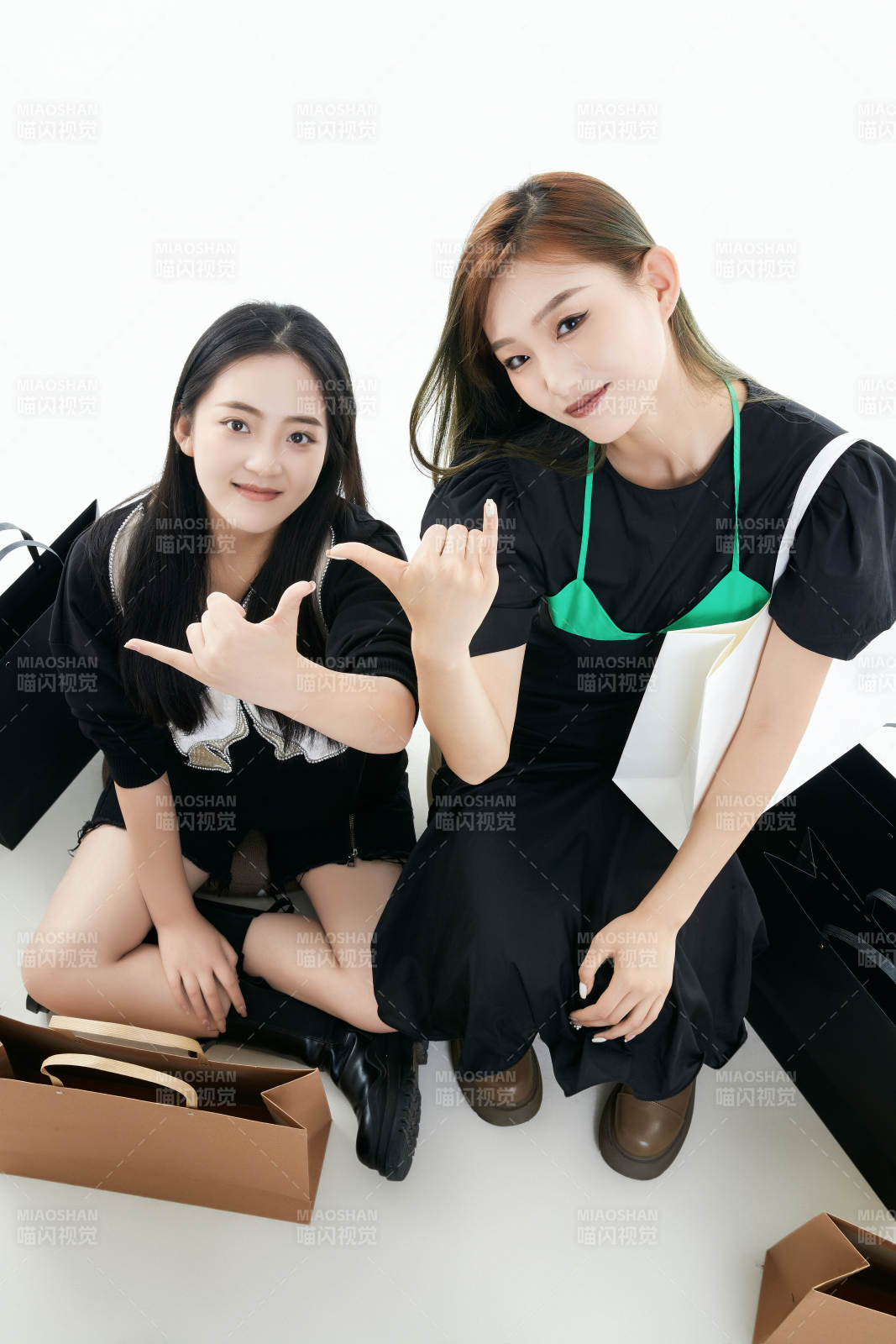 白色背景下手提购物袋时尚美丽的闺蜜图片