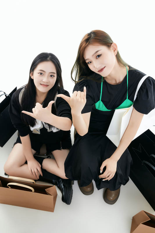 白色背景下手提购物袋时尚美丽的闺蜜图片