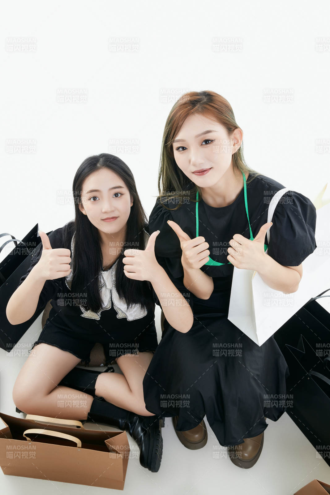 白色背景下手提购物袋时尚美丽的闺蜜图片