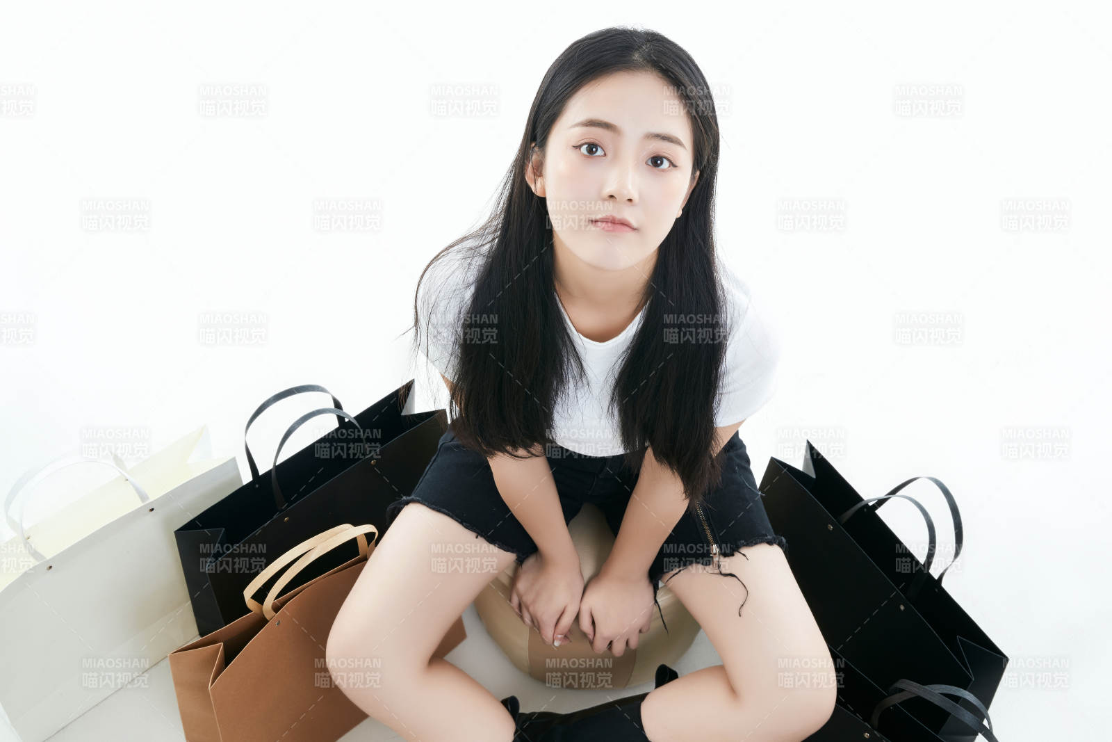 白色背景下手提购物袋时尚美丽的亚洲少女图片