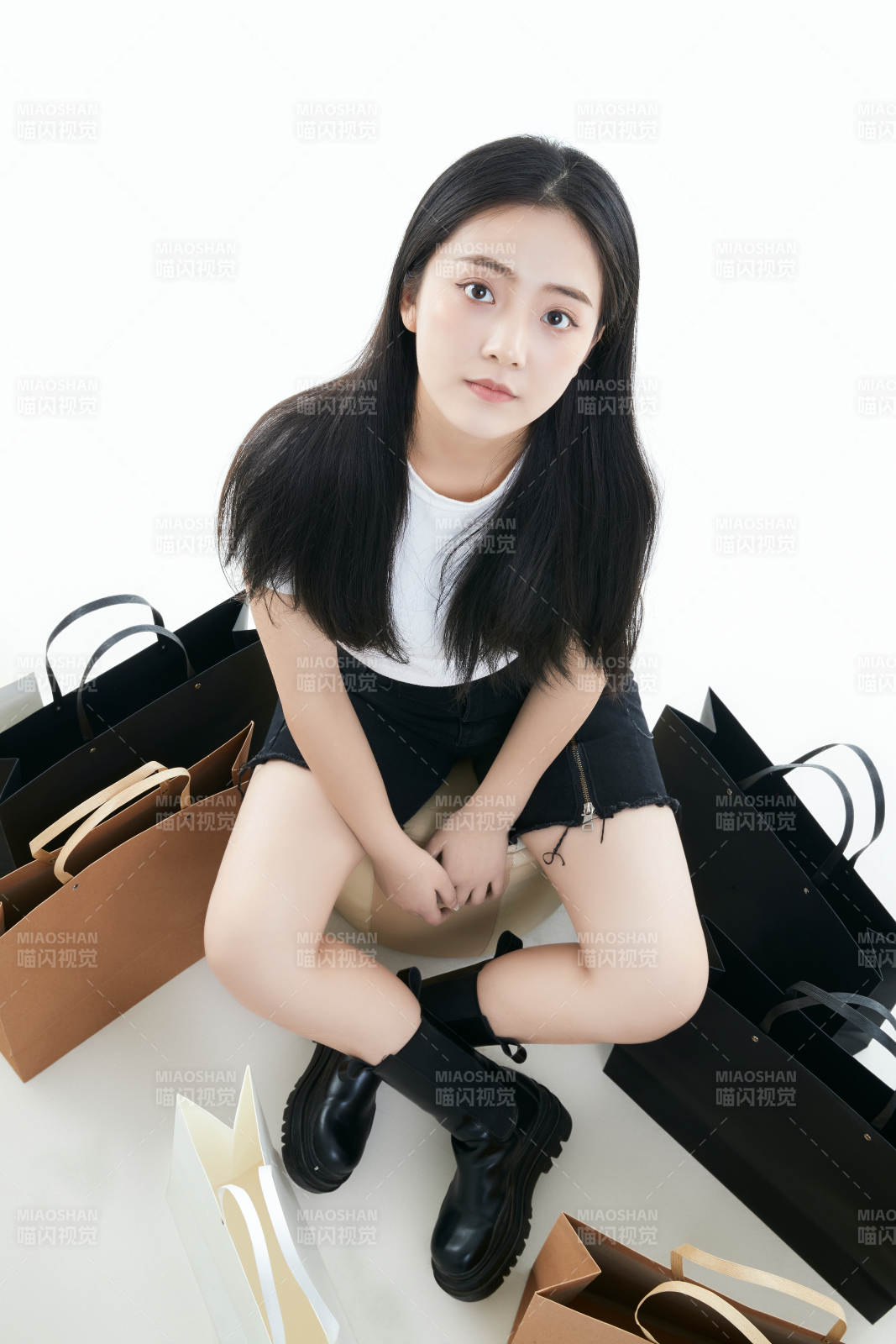 白色背景下手提购物袋时尚美丽的亚洲少女图片