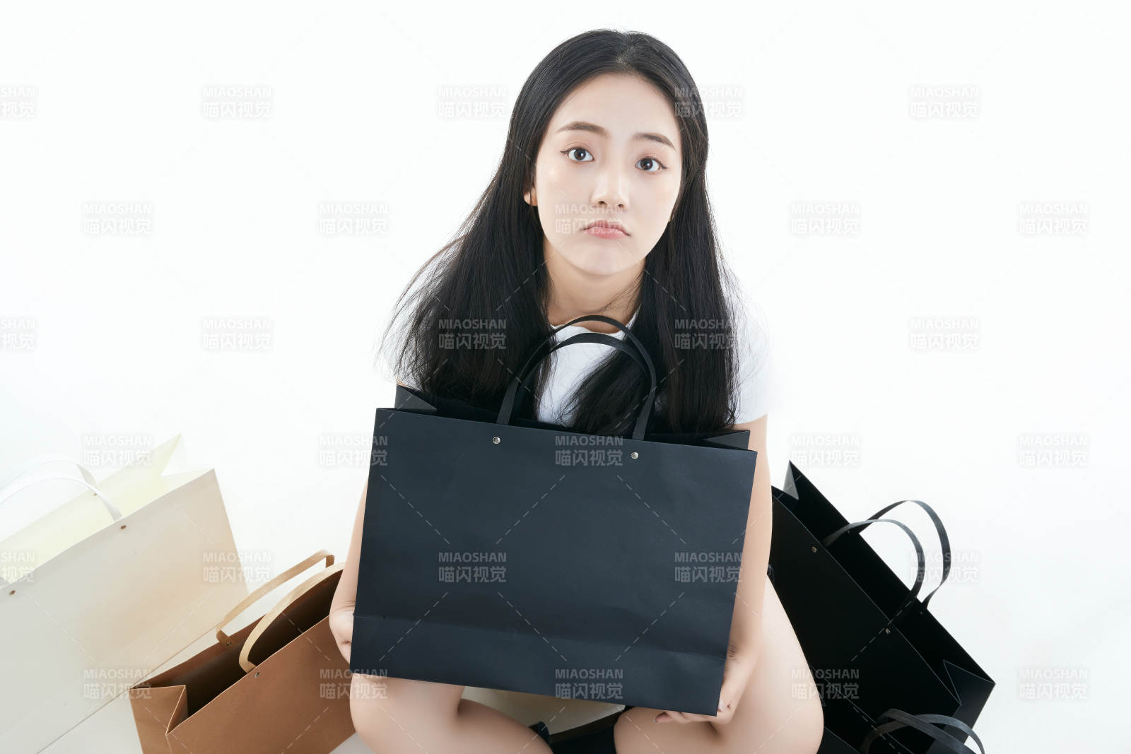 白色背景下手提购物袋时尚美丽的亚洲少女图片