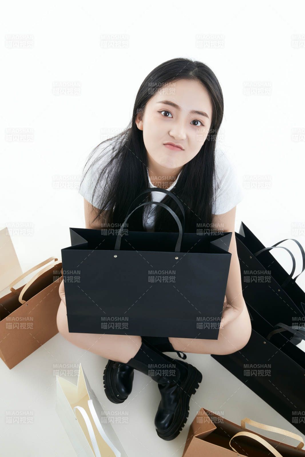 白色背景下手提购物袋时尚美丽的亚洲少女图片