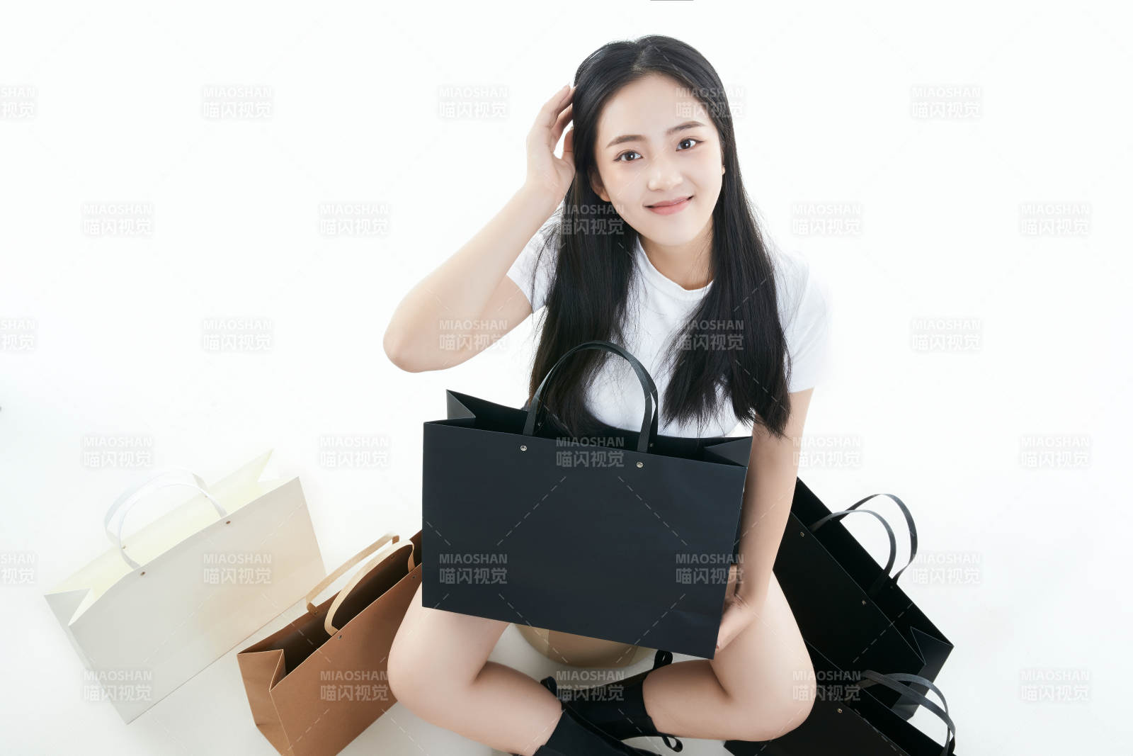 白色背景下手提购物袋时尚美丽的亚洲少女图片