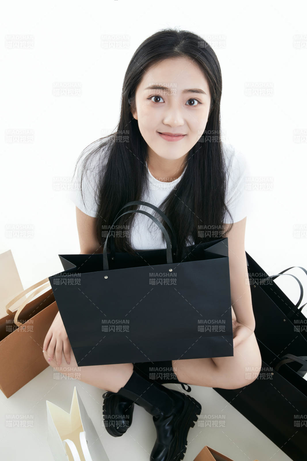 白色背景下手提购物袋时尚美丽的亚洲少女图片