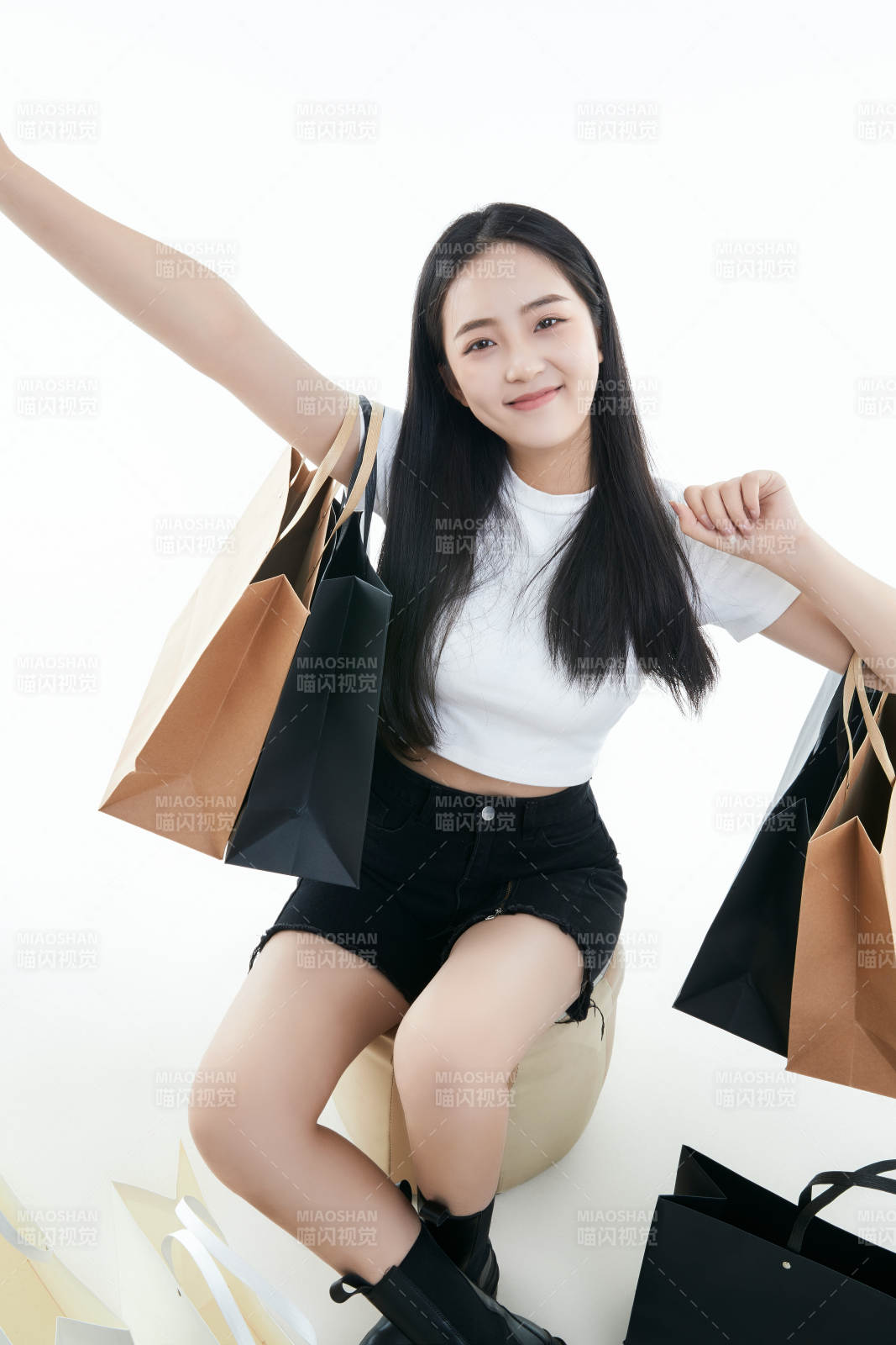 白色背景下手提购物袋时尚美丽的亚洲少女图片