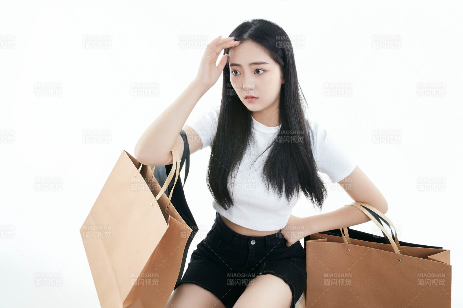 白色背景下手提购物袋时尚美丽的亚洲少女图片