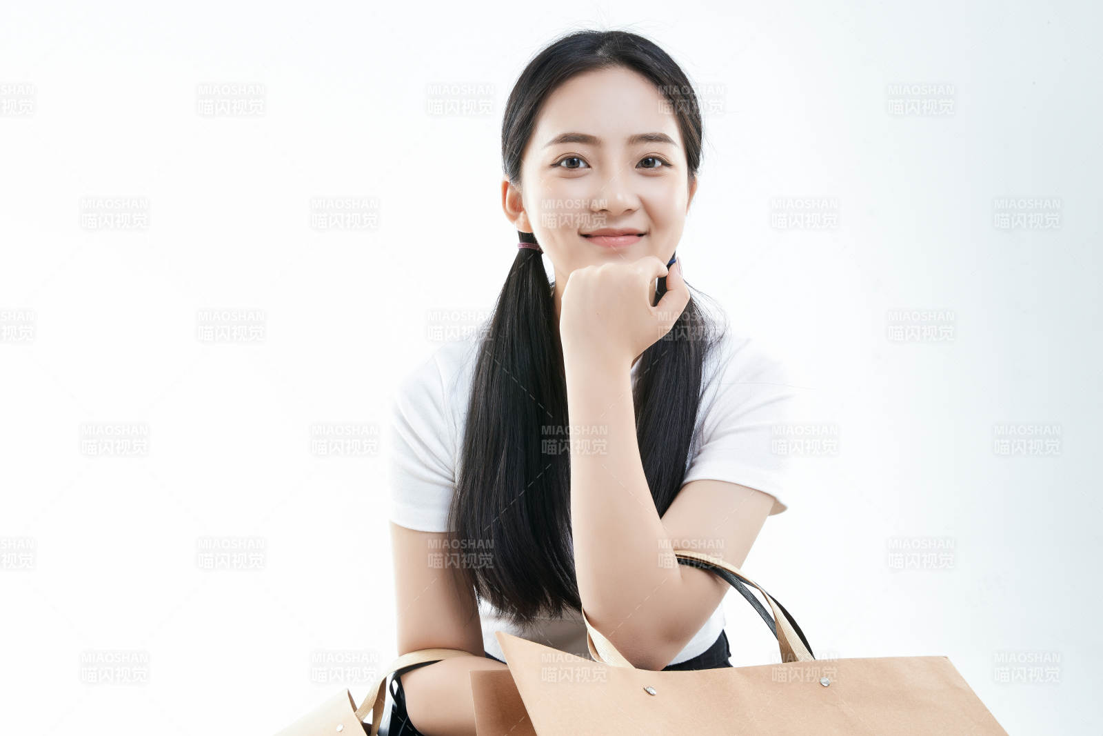 白色背景下手提购物袋时尚美丽的亚洲少女图片