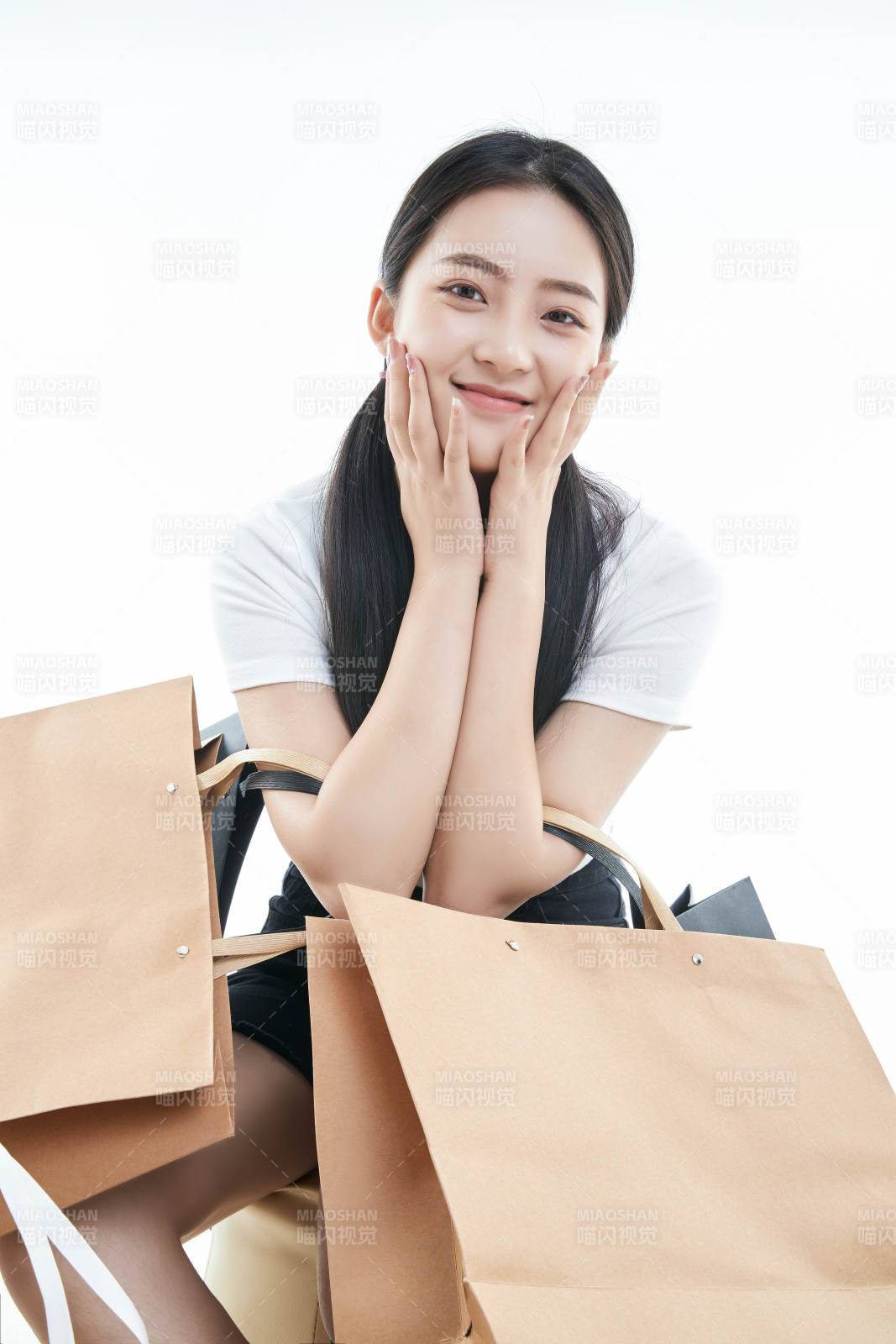 白色背景下手提购物袋时尚美丽的亚洲少女图片