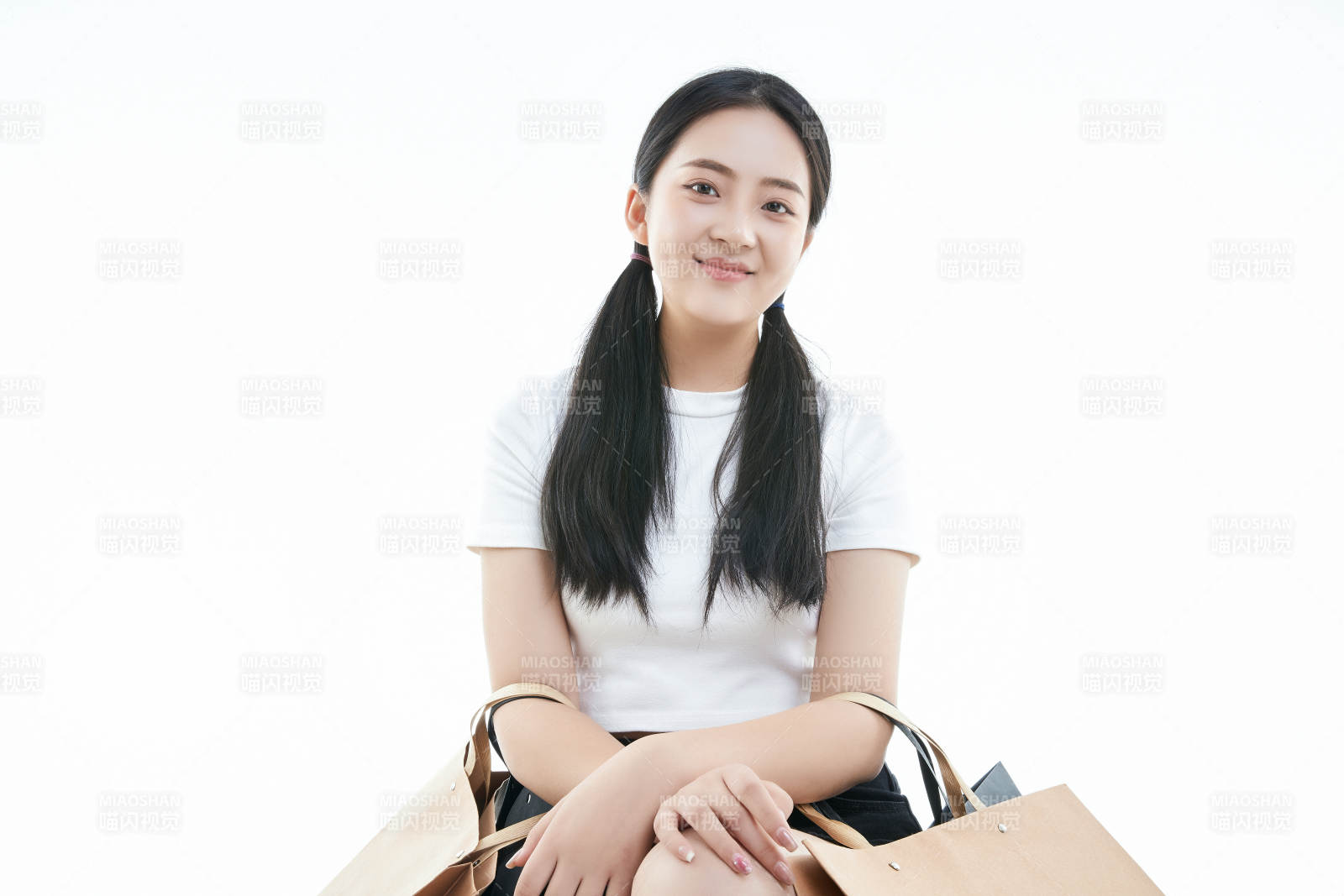 白色背景下手提购物袋时尚美丽的亚洲少女图片