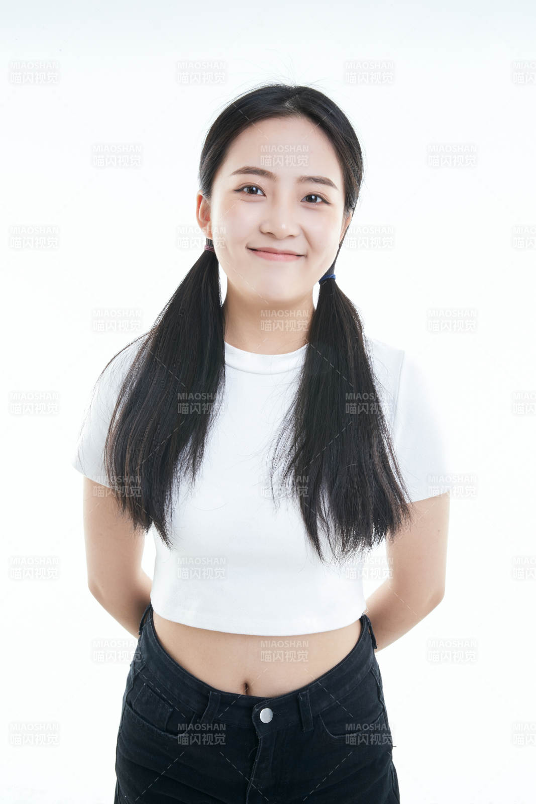 白色背景下的可爱活泼亚洲少女图片