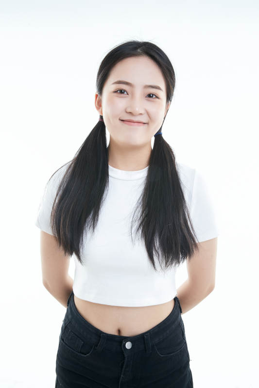 白色背景下的可爱活泼亚洲少女图片