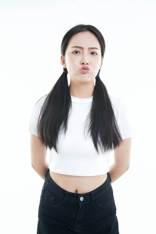 白色背景下的可爱活泼亚洲少女图片