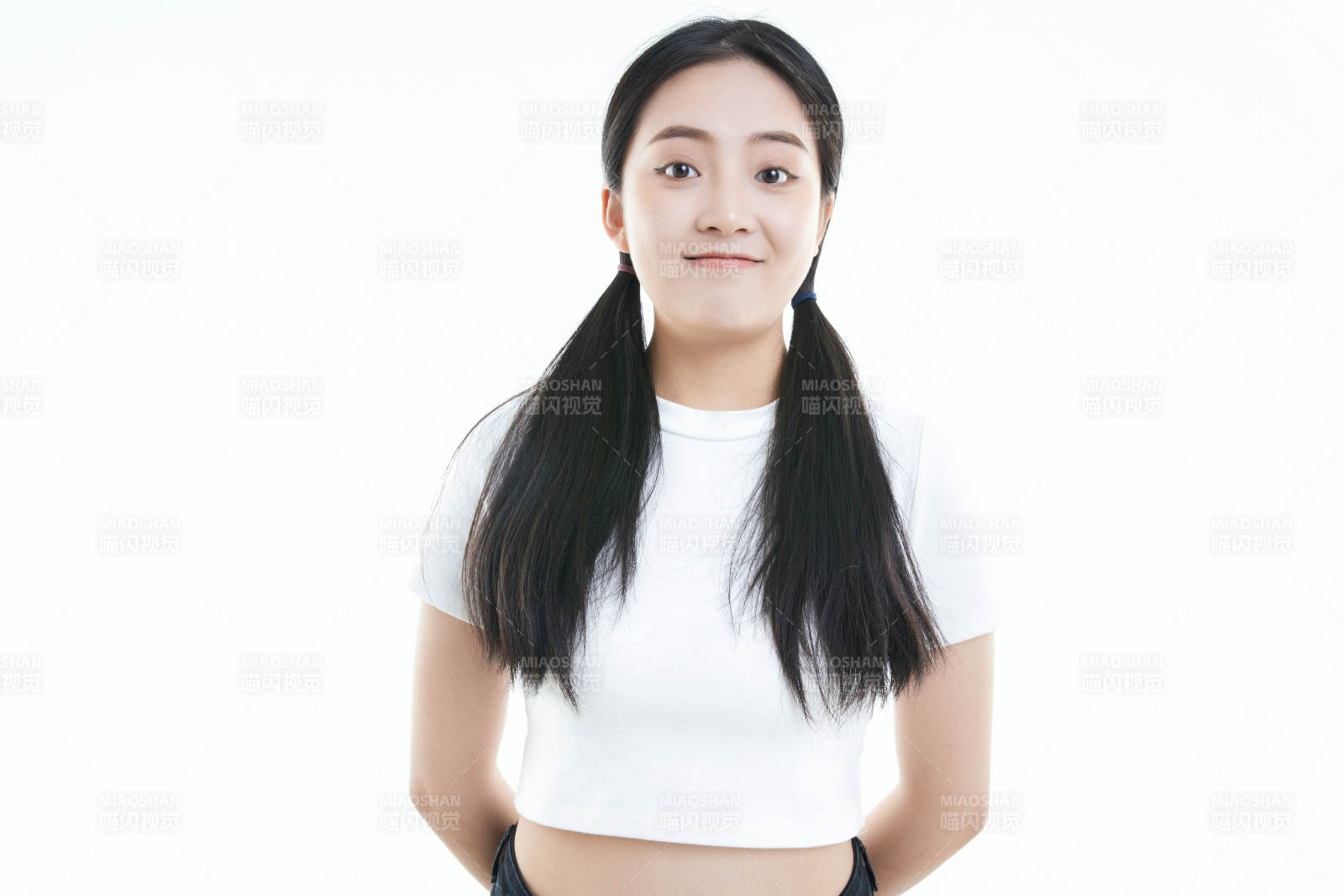 白色背景下的可爱活泼亚洲少女图片