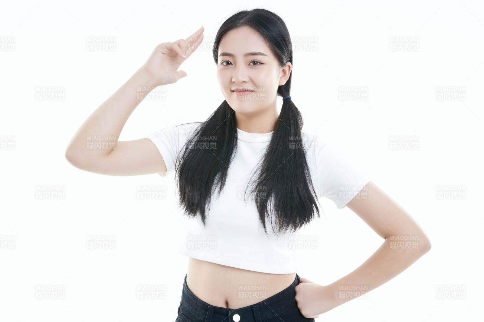 白色背景下的可爱活泼亚洲少女图片