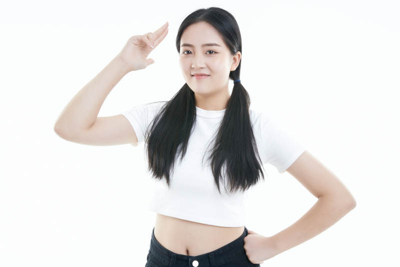 白色背景下的可爱活泼亚洲少女图片