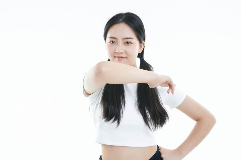 白色背景下的可爱活泼亚洲少女图片