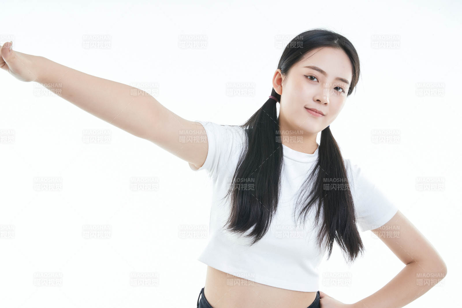 白色背景下的可爱活泼亚洲少女图片