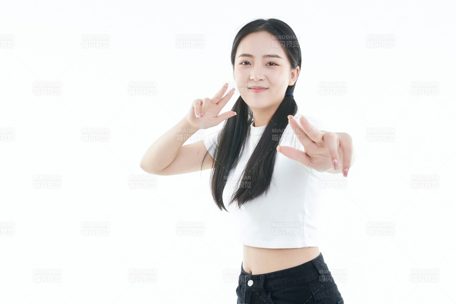 白色背景下的可爱活泼亚洲少女图片