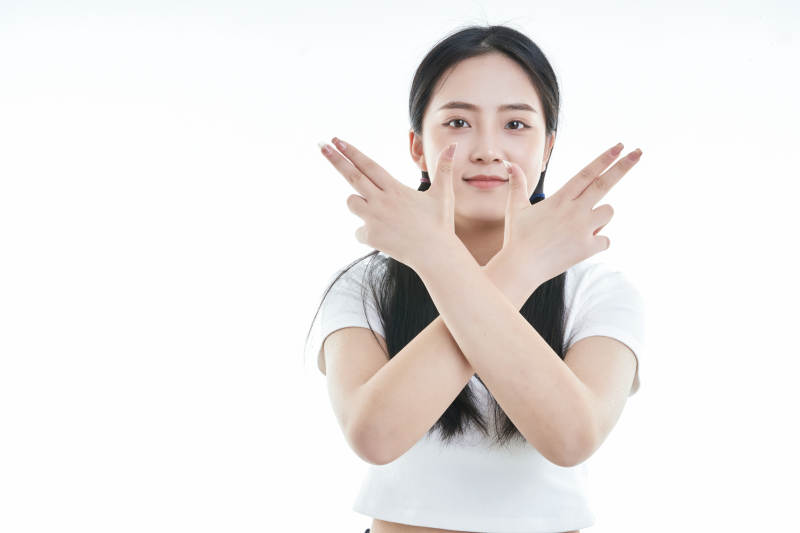 白色背景下的可爱活泼亚洲少女图片