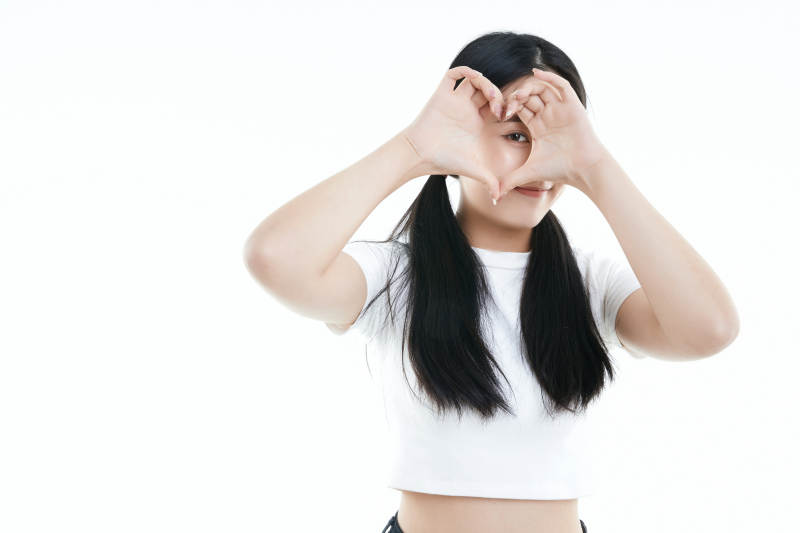 白色背景下的可爱活泼亚洲少女图片