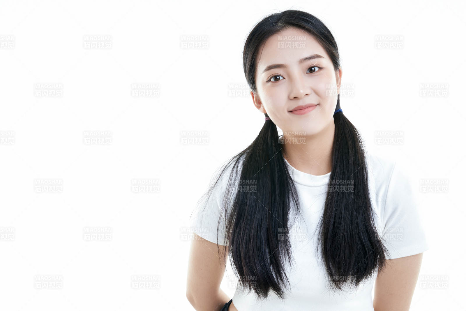 白色背景下的可爱活泼亚洲少女图片