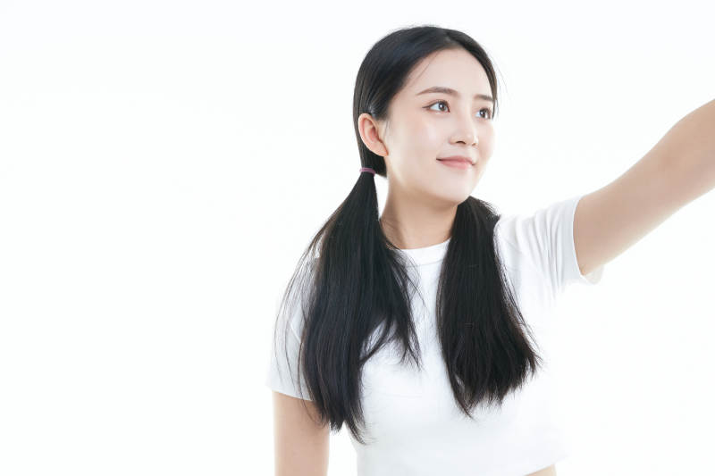 白色背景下的可爱活泼亚洲少女图片