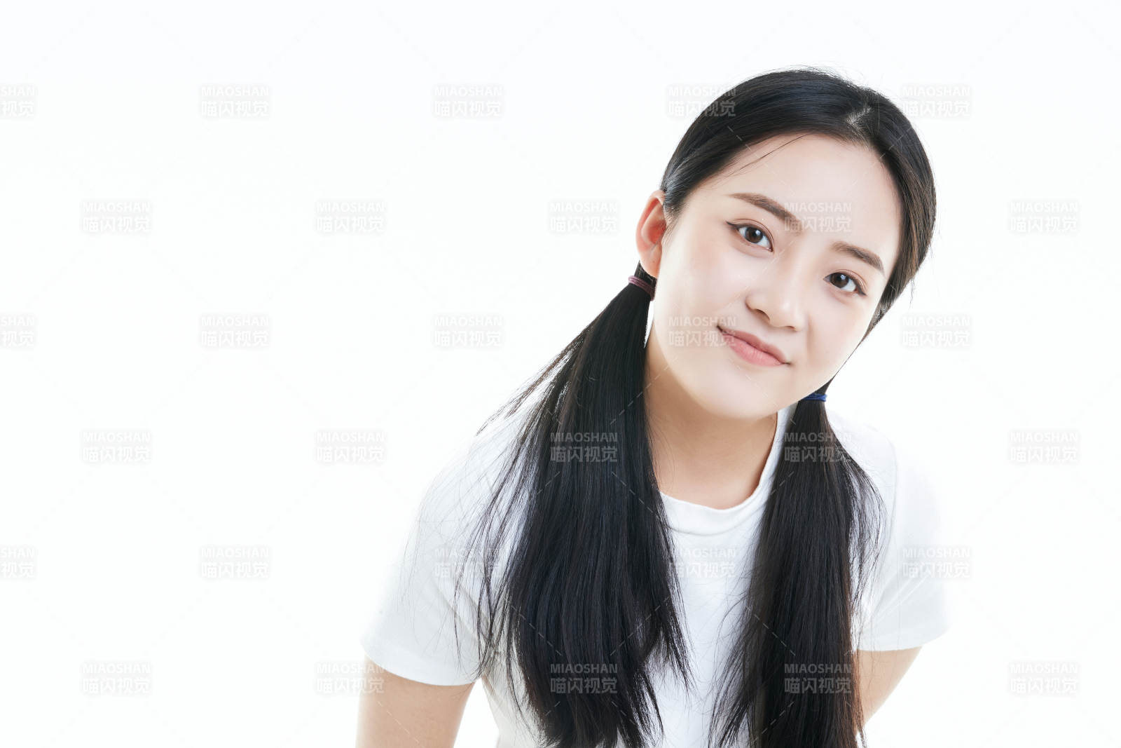 白色背景下的可爱活泼亚洲少女图片