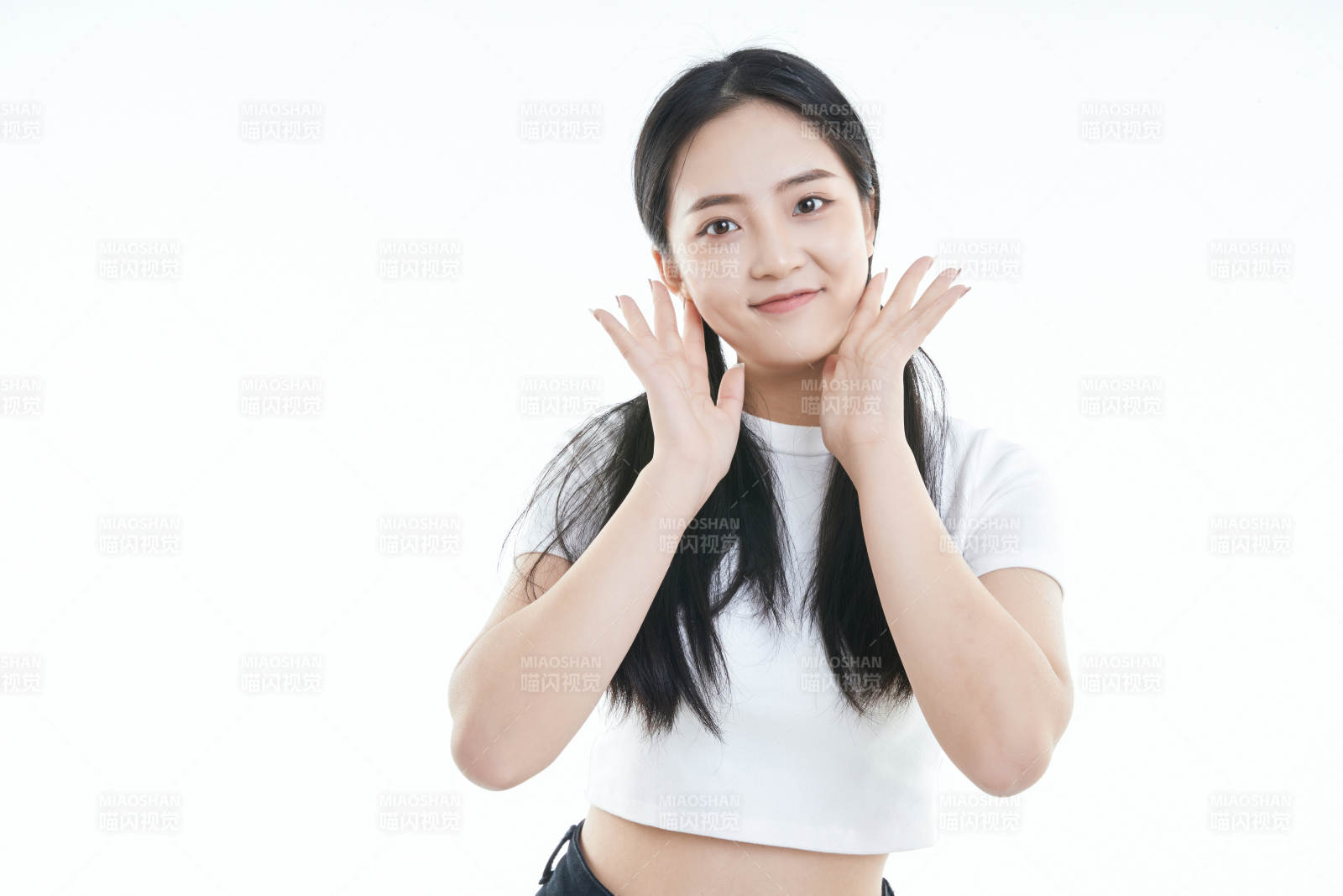 白色背景下的可爱活泼亚洲少女图片