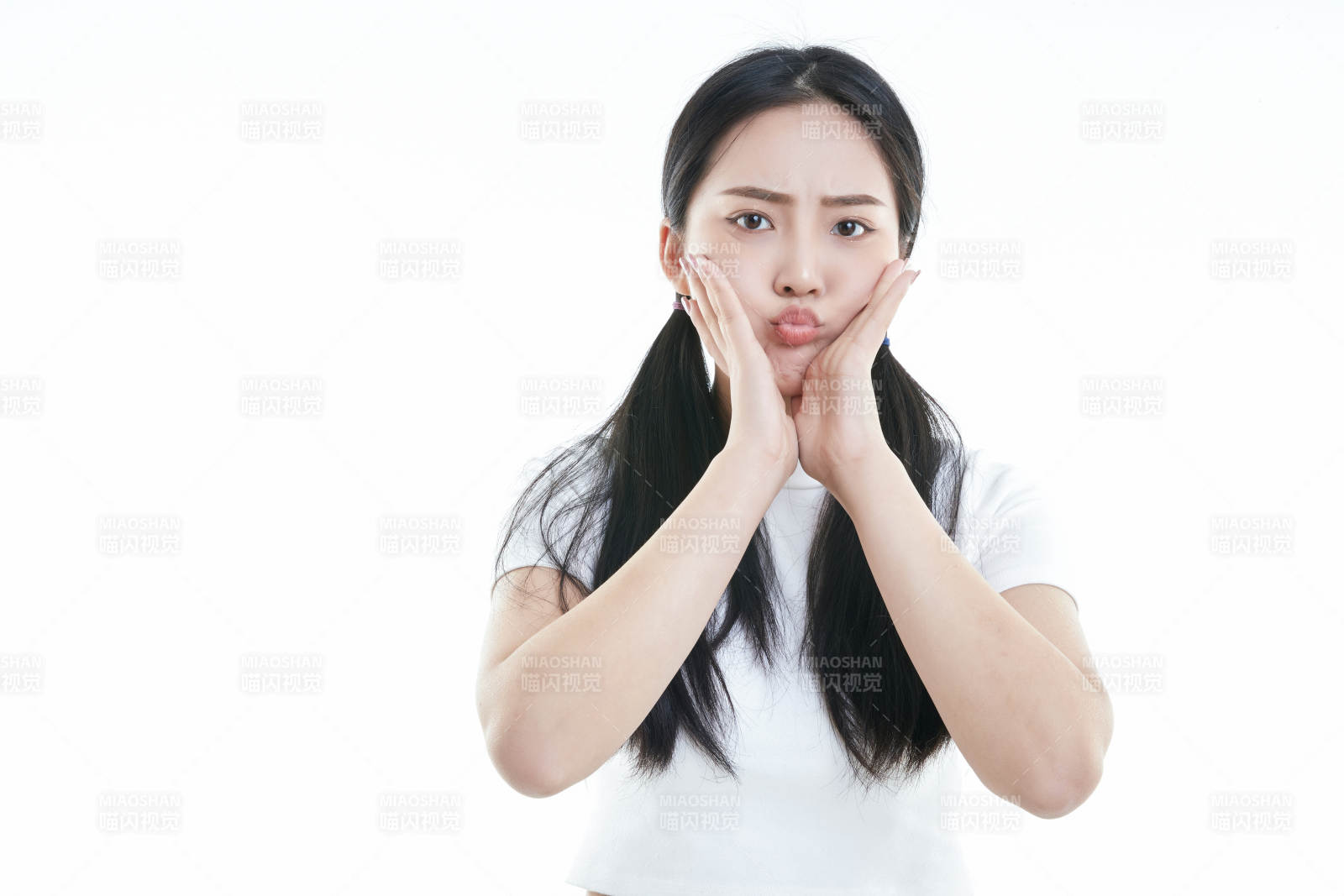 白色背景下的可爱活泼亚洲少女图片