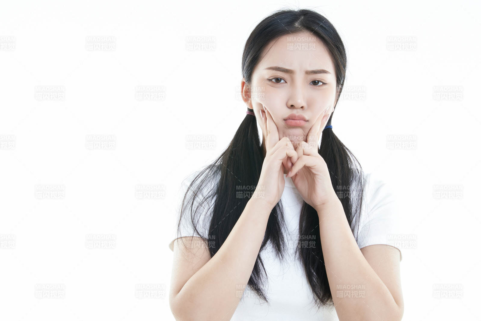 白色背景下的可爱活泼亚洲少女图片