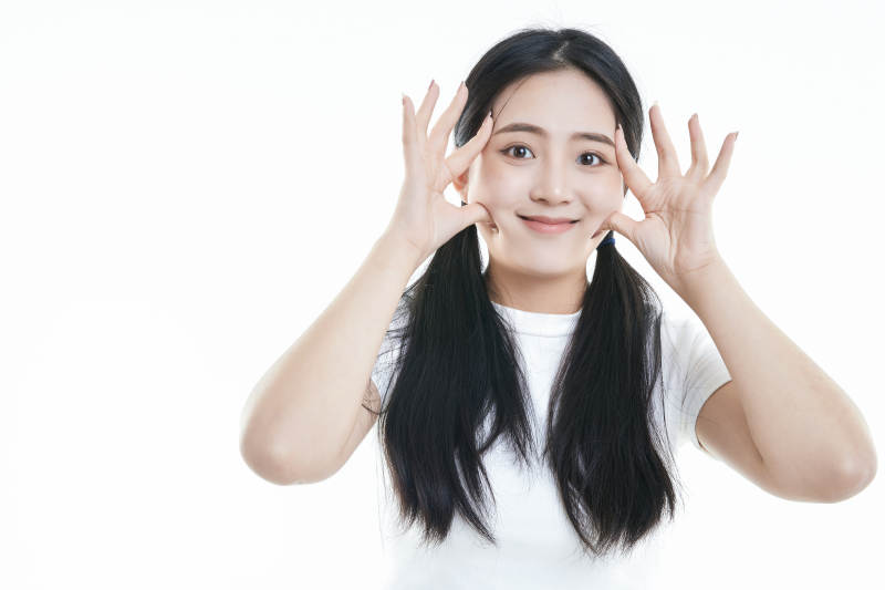 白色背景下的可爱活泼亚洲少女图片