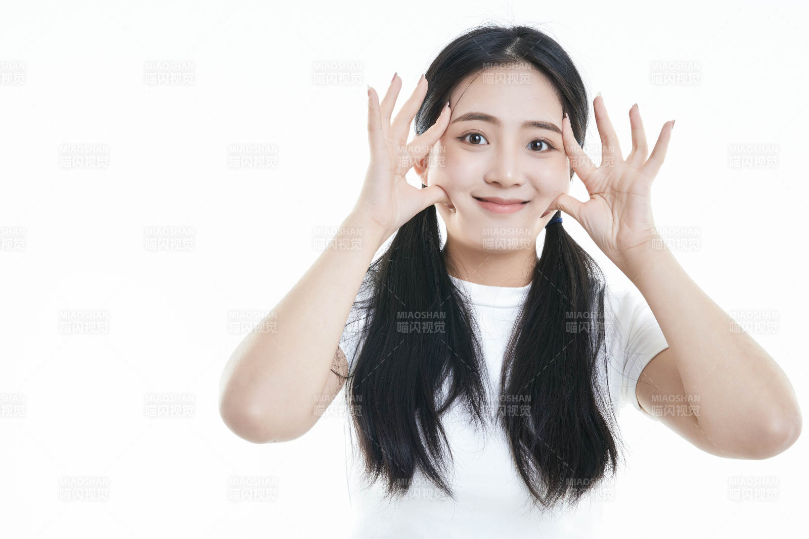 白色背景下的可爱活泼亚洲少女图片