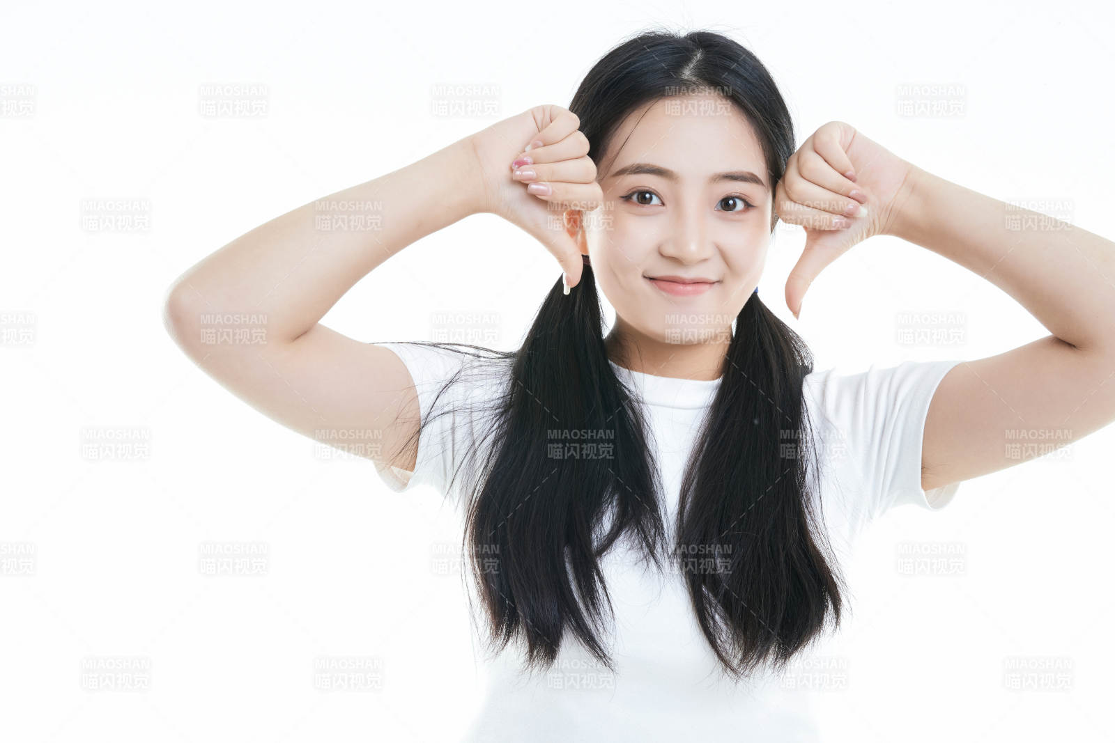 白色背景下的可爱活泼亚洲少女图片