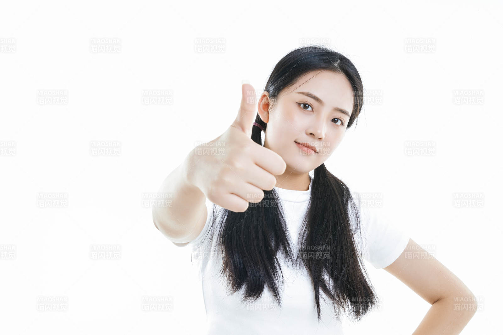 白色背景下的可爱活泼亚洲少女图片