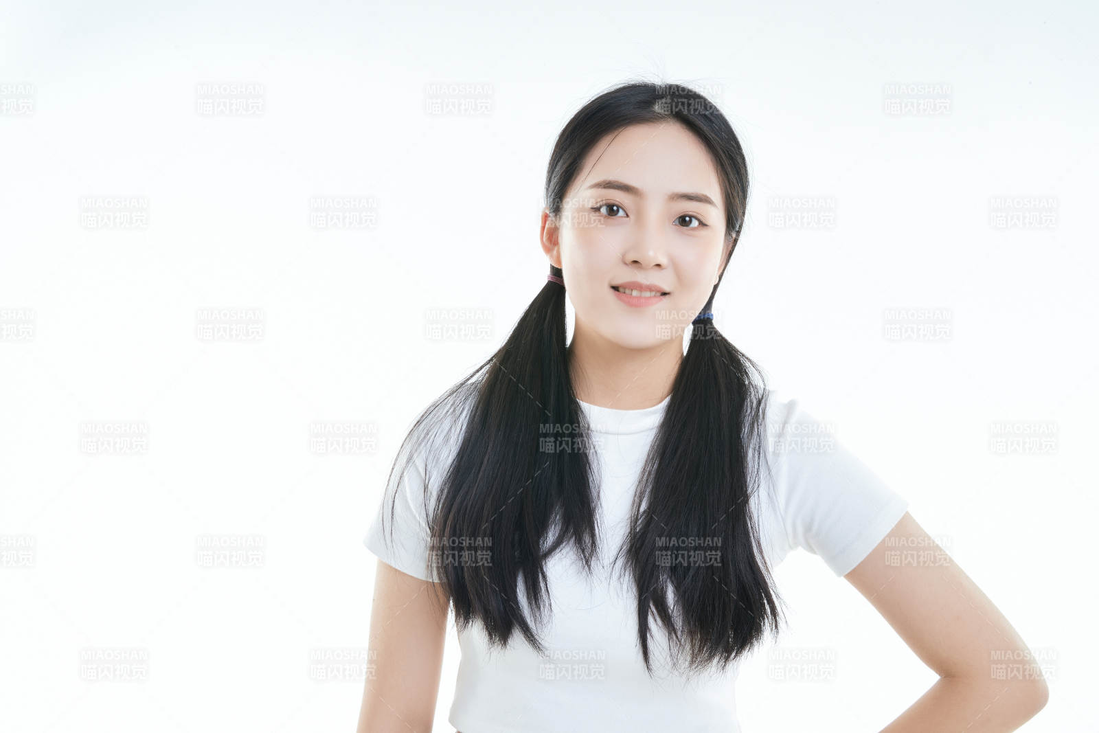 白色背景下的可爱活泼亚洲少女图片